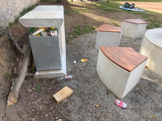 Odpadky a nevynesený koš