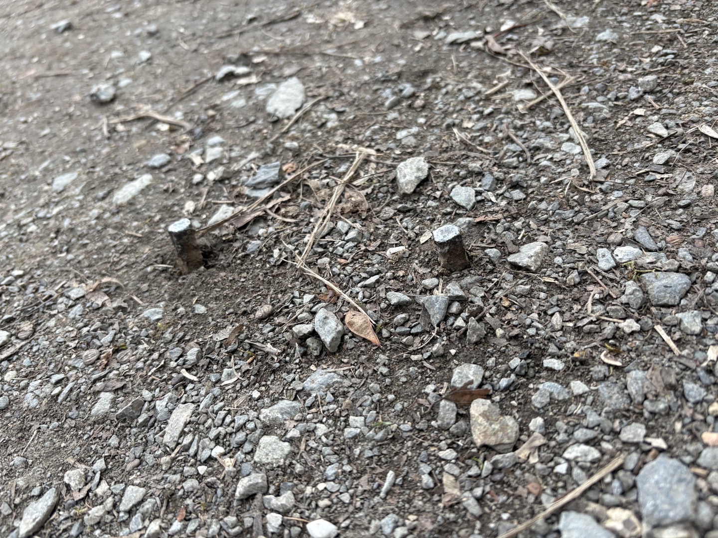 vyčuhující kovové tyčky