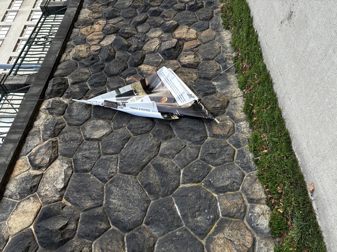 Strhnuty plakat na náplavce