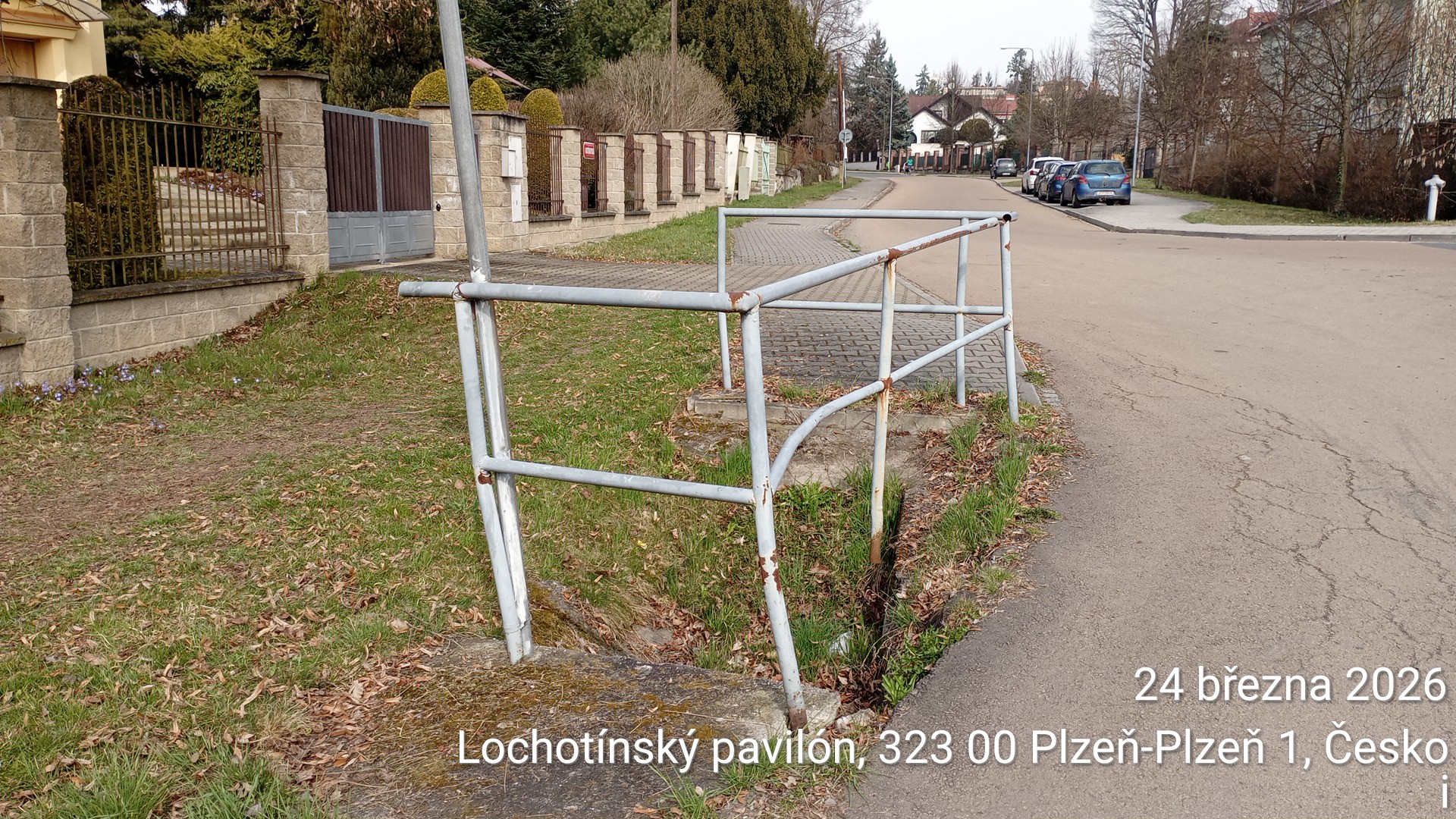 Poškozené zábradlí