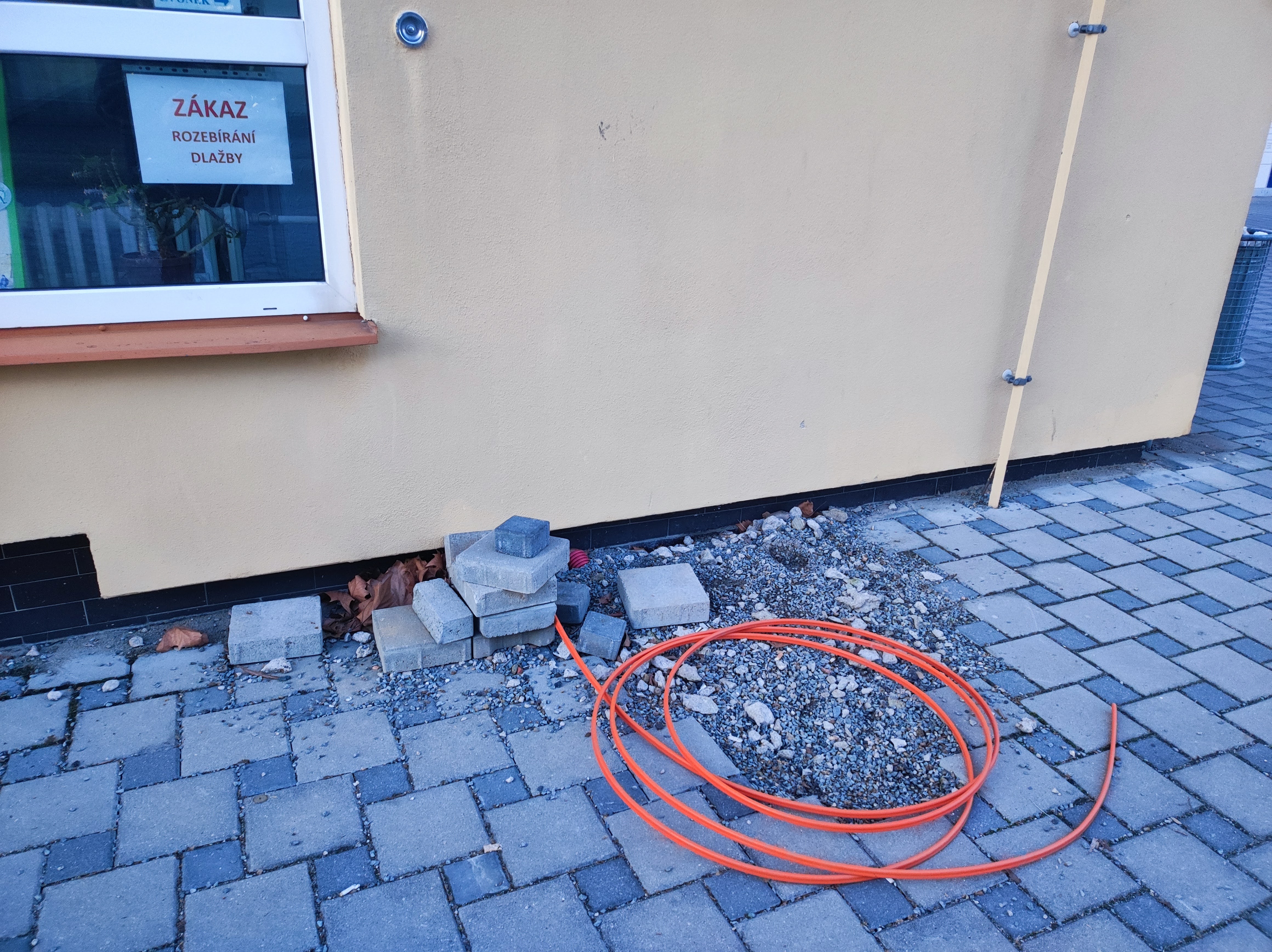 Neuzavřené kabely na zemi