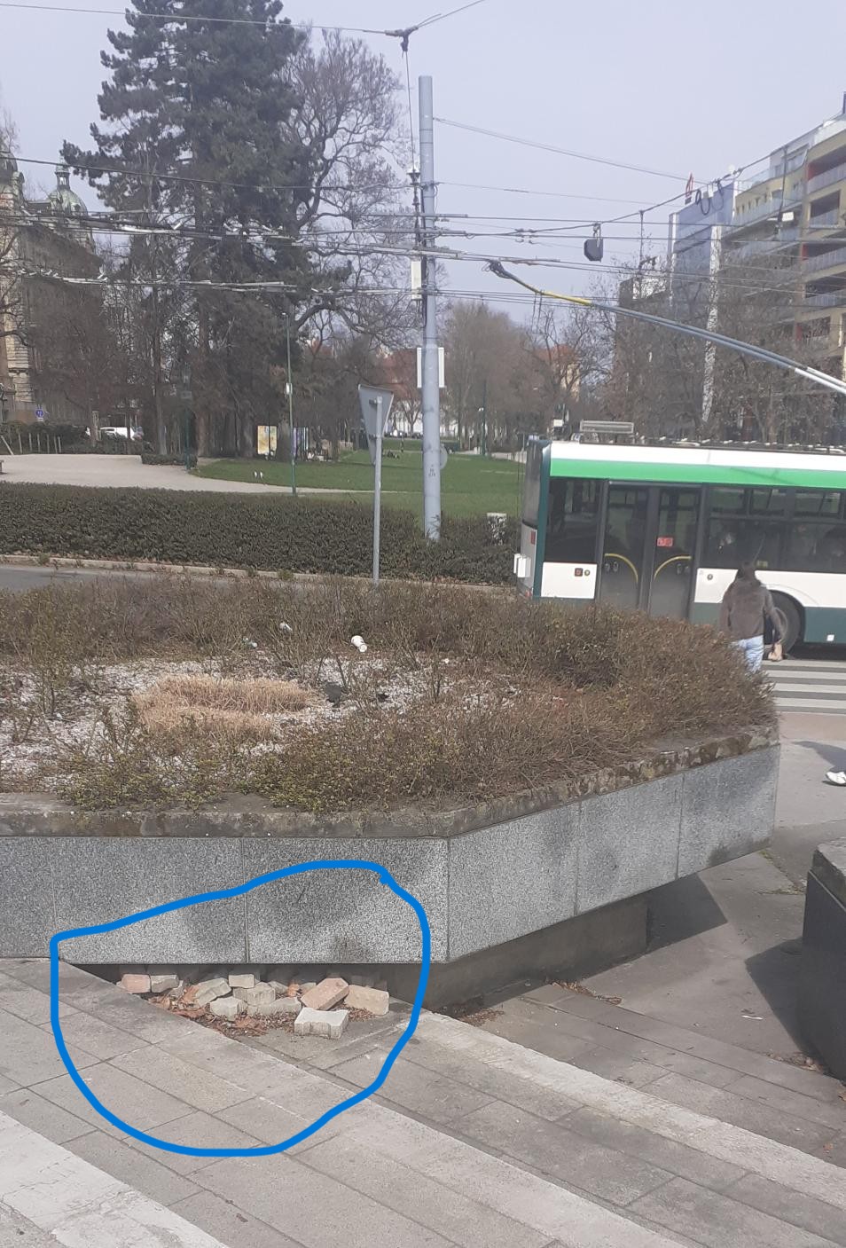 Stavební suť pod schody