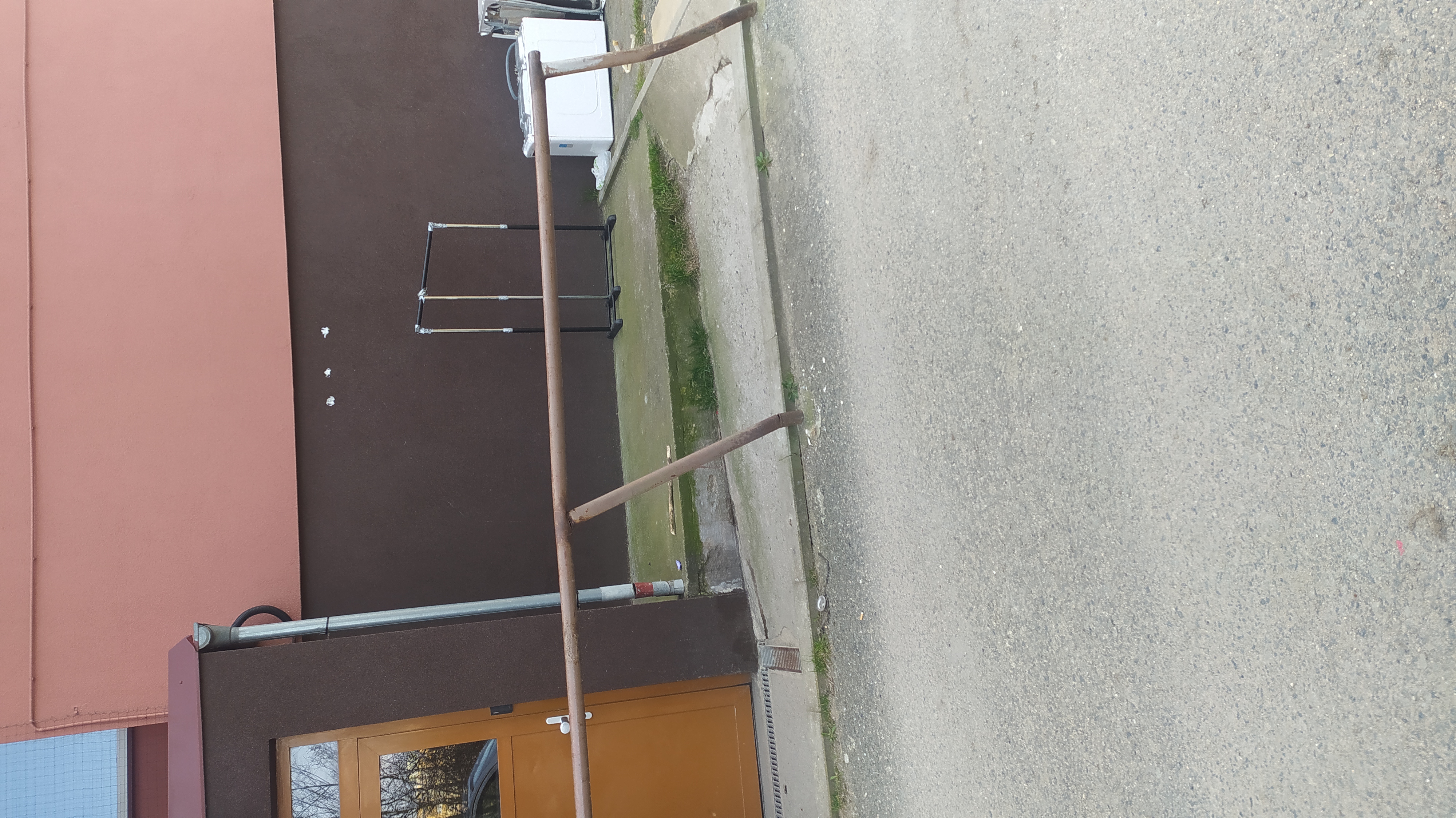 Dvě pračky u vchodu domu