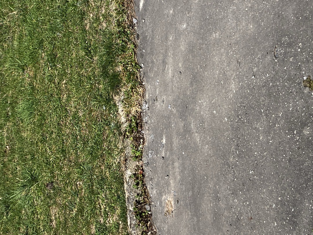 Skleněné střepy na chodníku