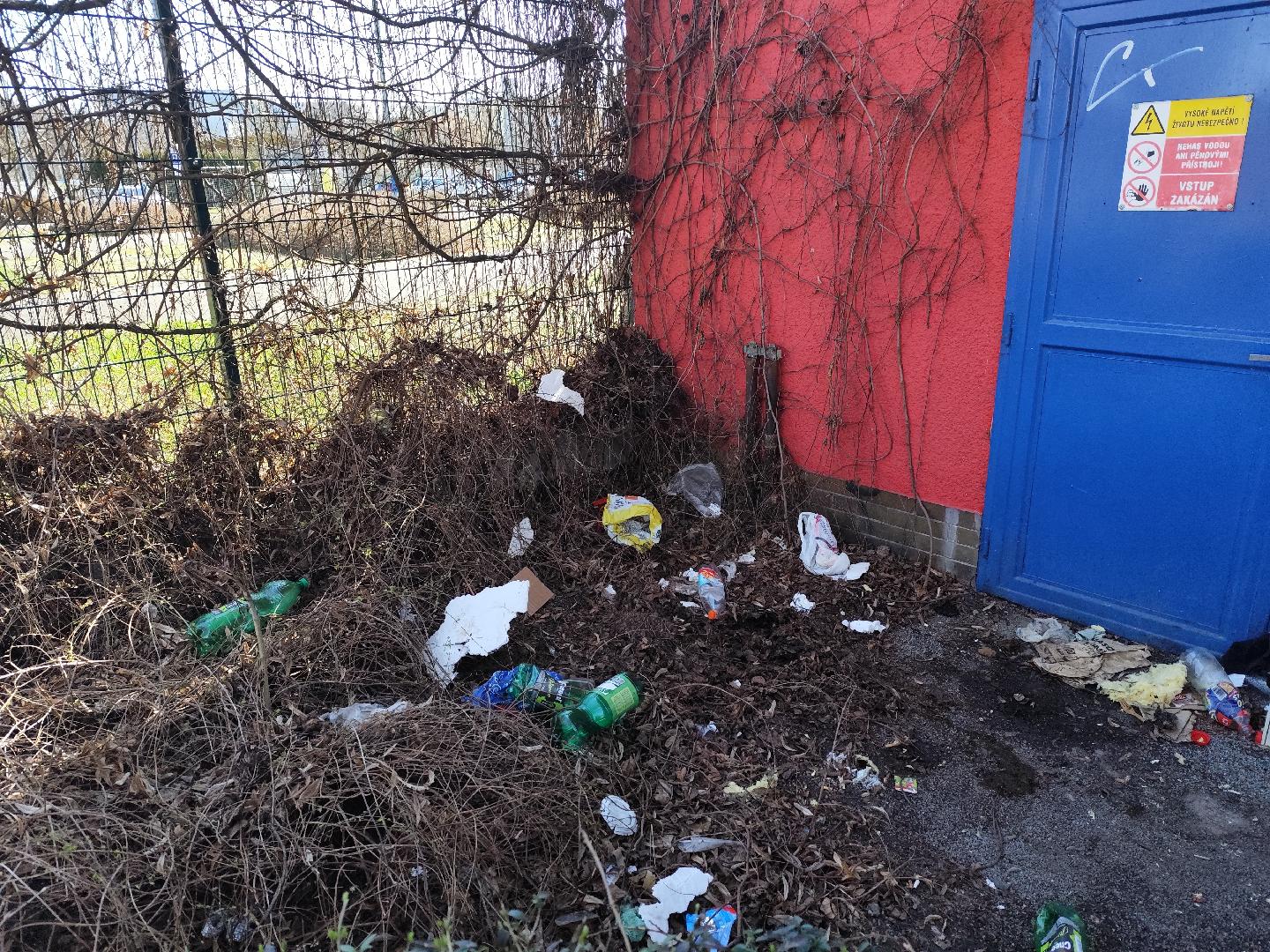 nepořádek u stadionu FC 