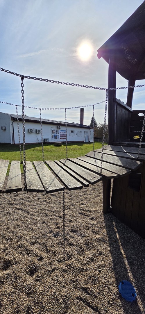 rozbitý lanový most