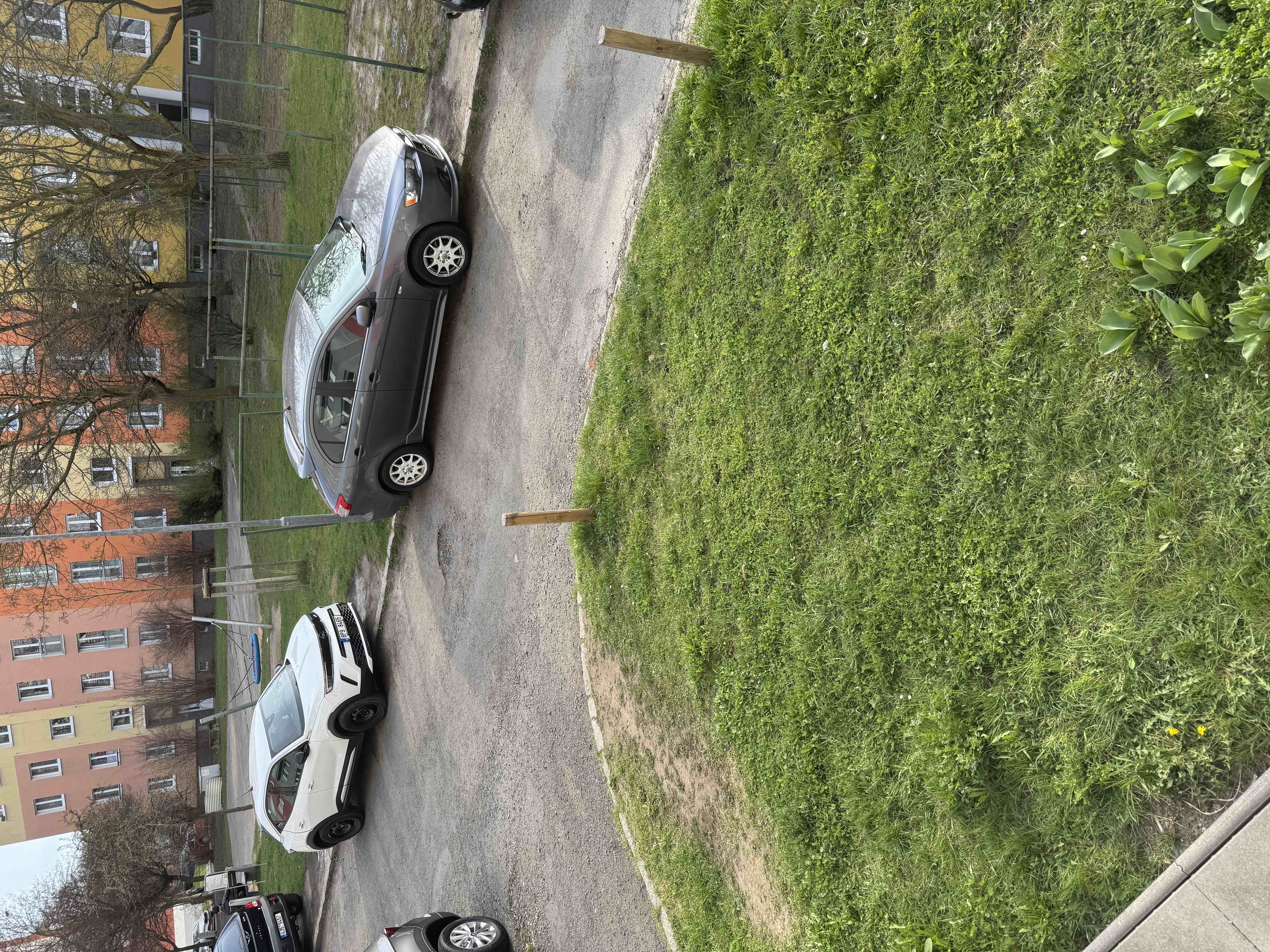 Auta parkující na trávě