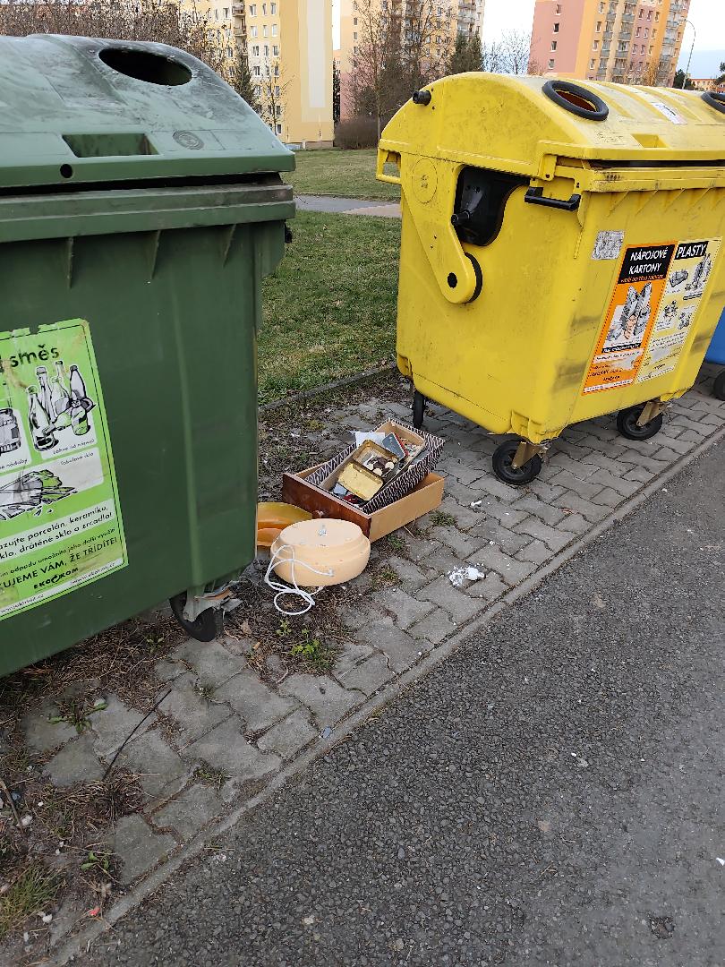 Nepořádek u kontejnerů 