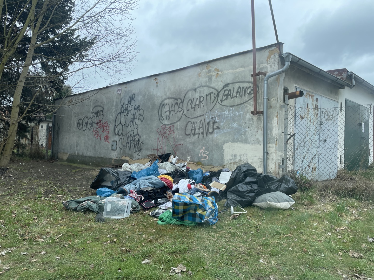 skládka v okolí garáži 