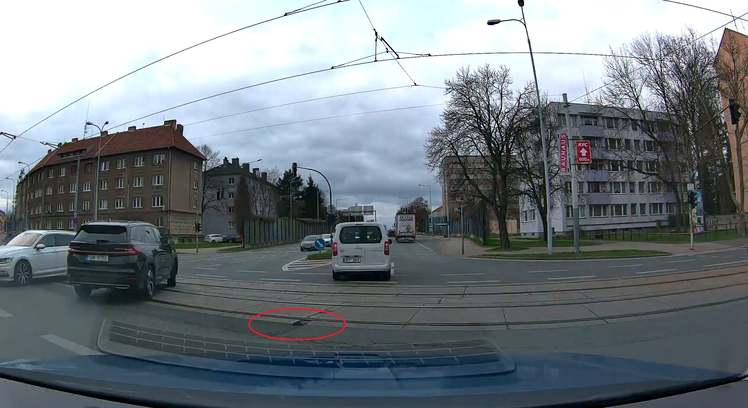 díra v tramvajovém pásu