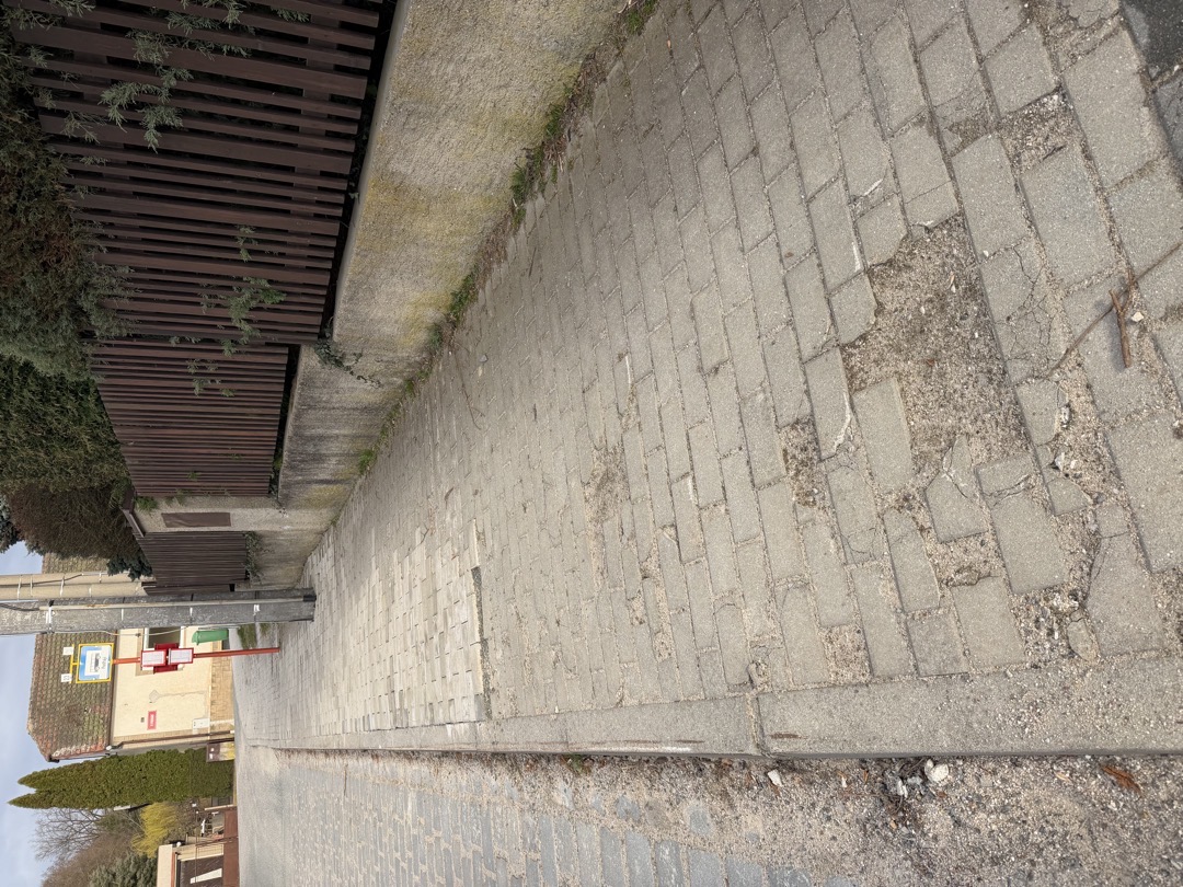 Chodník ve špatném stavu