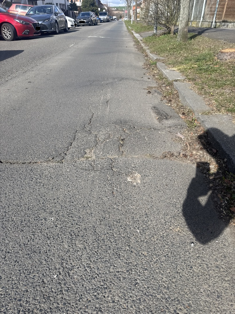 Prasklý zvednutý asfalt