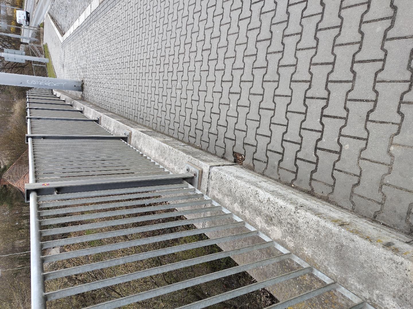 Chodník - zastávka Vodárna