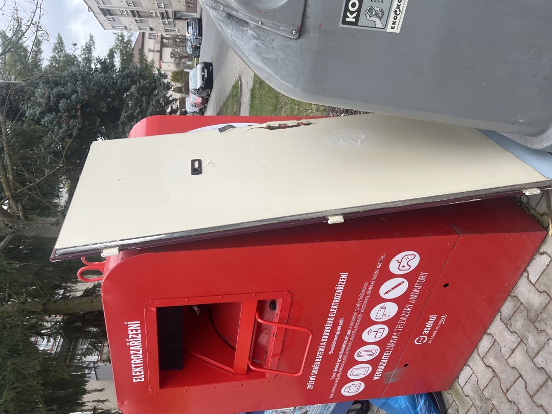 Nepořádek u kontejnerů