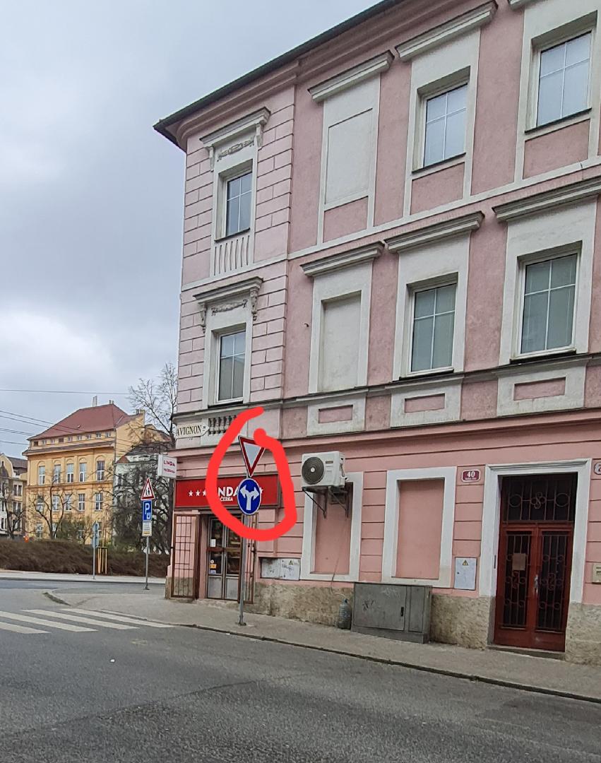 neaktuální dopravní značka.