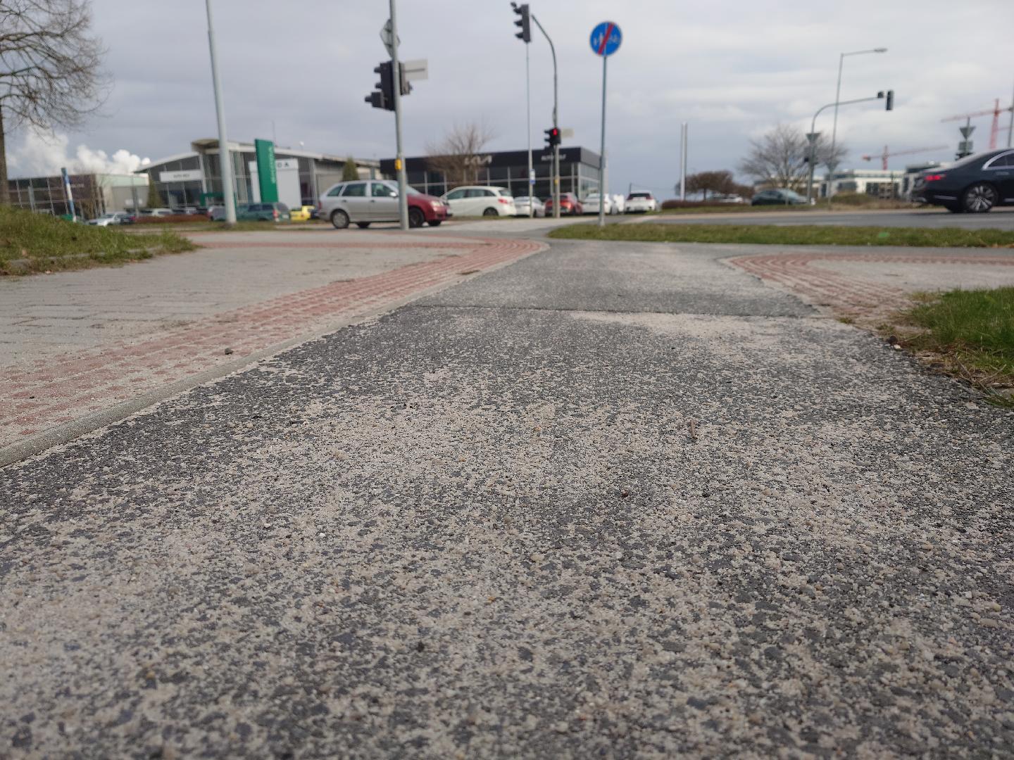 Cyklostezka posypaná pískem