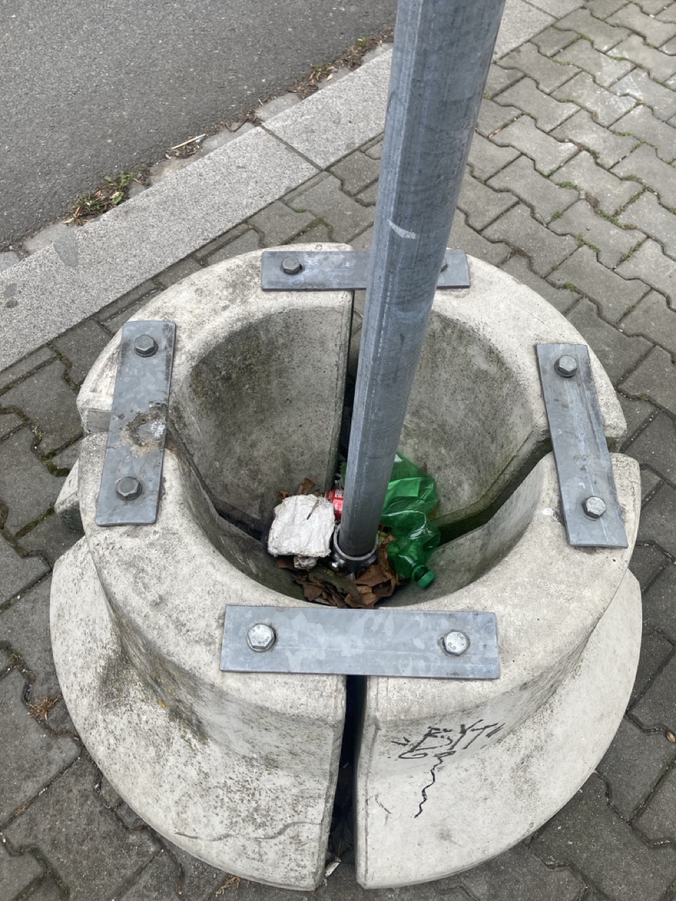 Odpadky kolem značky