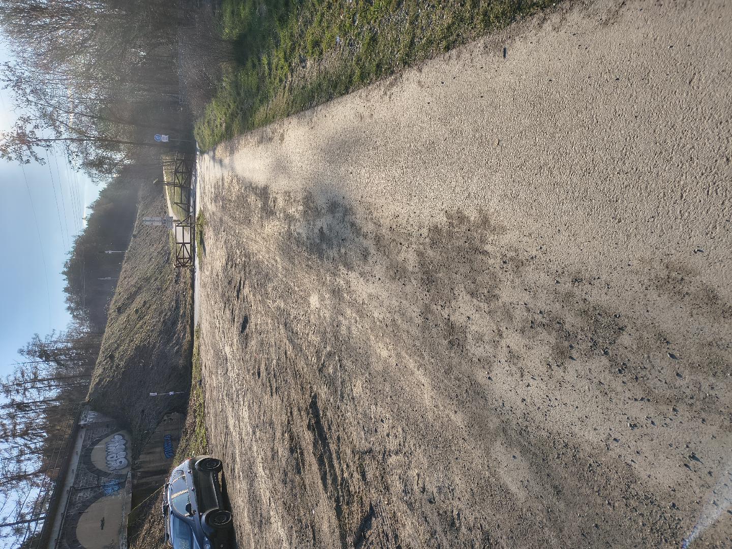 hlína a štěrk na stezce