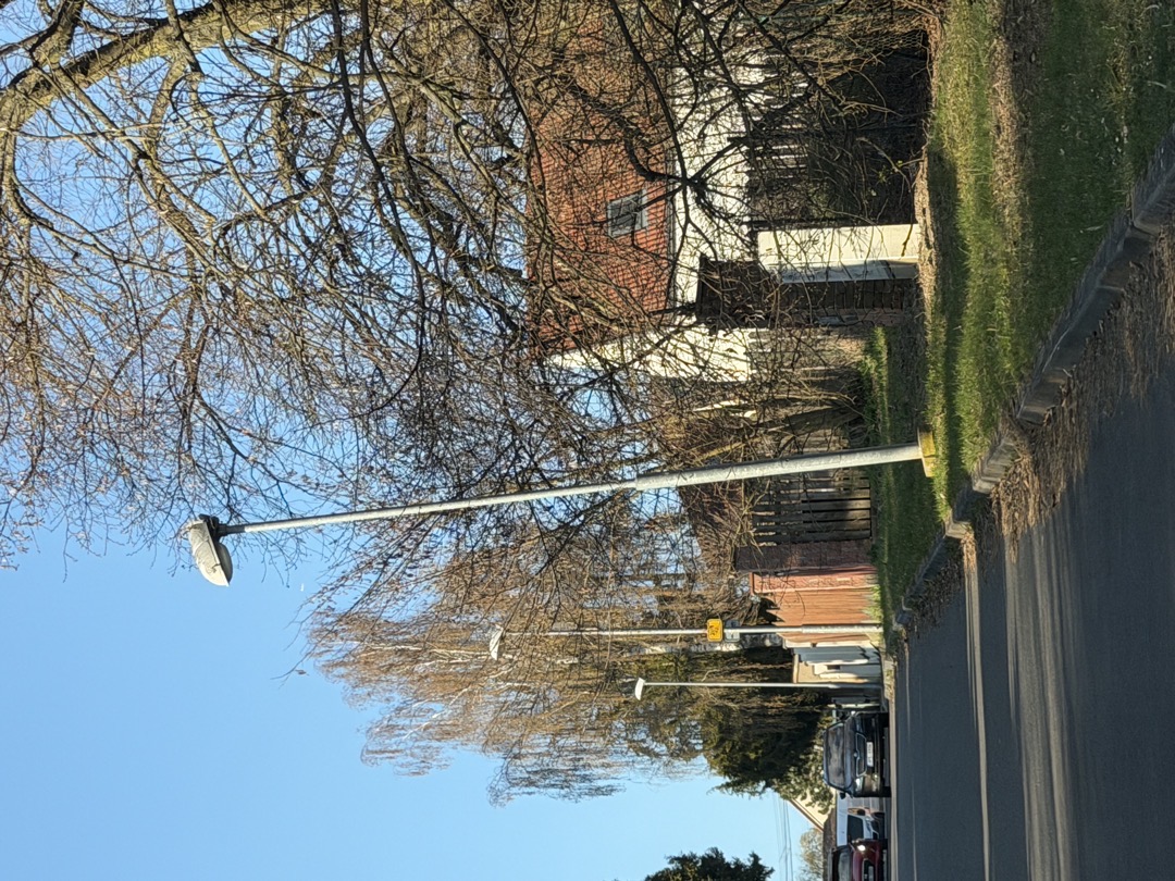 Vyvrácená pouliční lampa