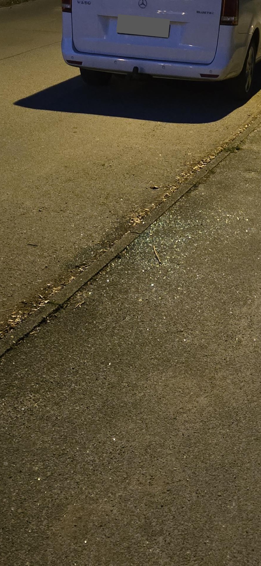 Střepy na chodníku