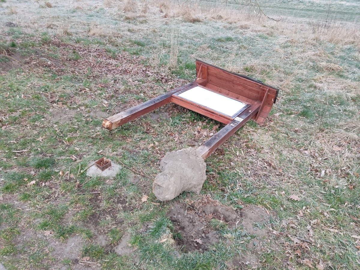 Vylomená informační tabule