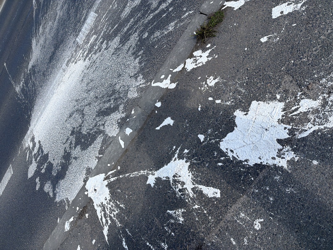 znečištěný chodník 