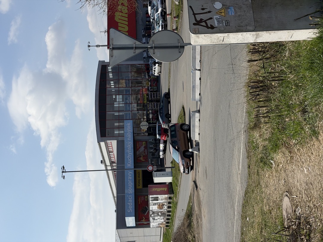 Řidiči jezdí přes trávník. 