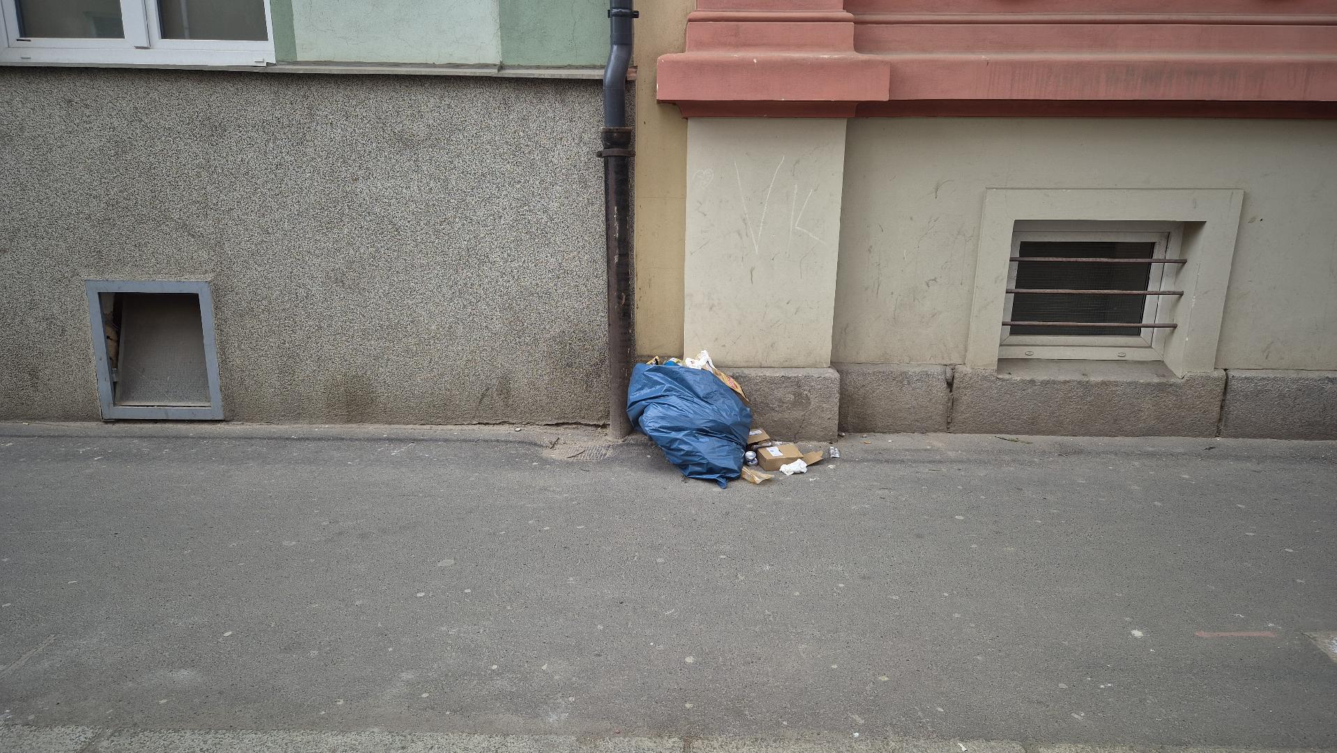 odpadky pohozené na ulici
