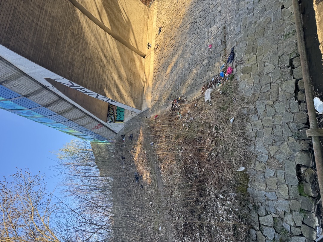 směs odpadů pod mostem