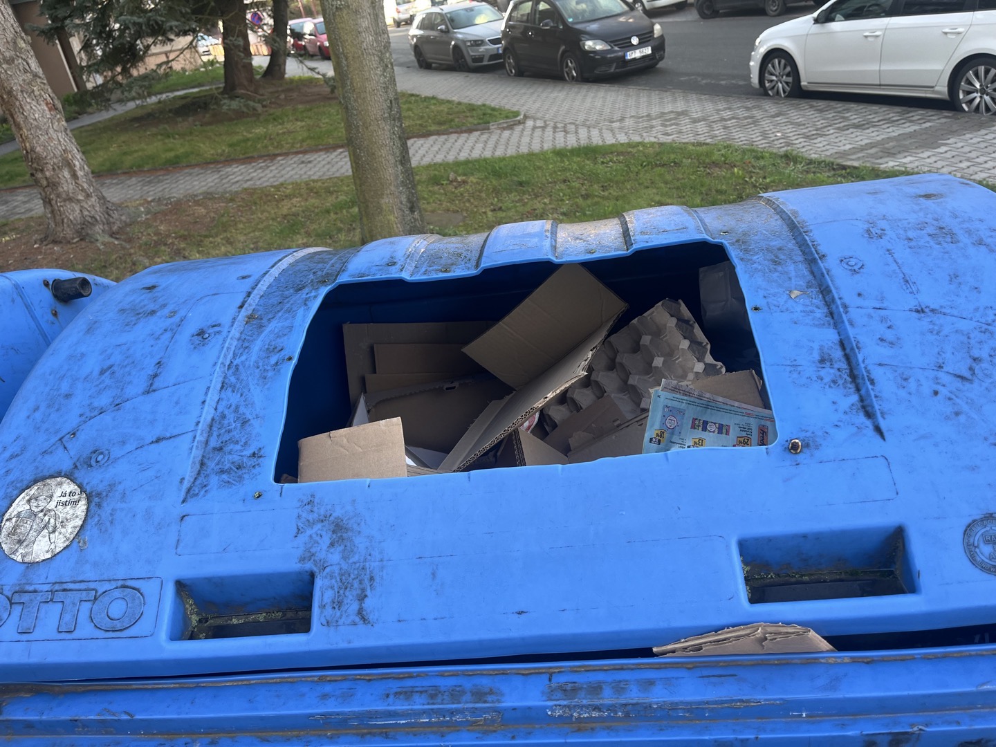 utržený chatovací otvor