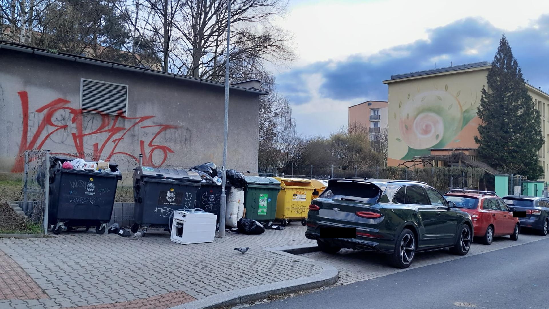 Černá skládka u popelnic 6.MŠ