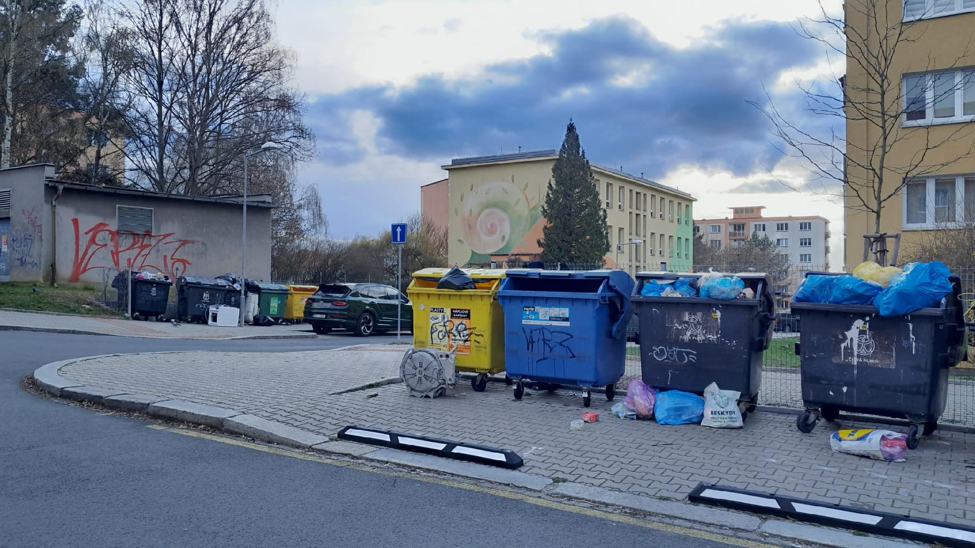 přeplněné popelnice u 6.MŠ