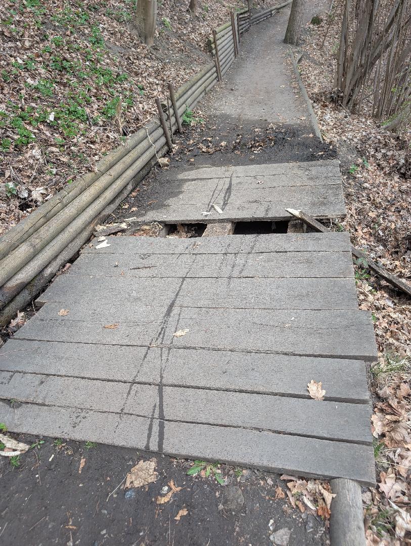 prolomeny dřevěný můstek 