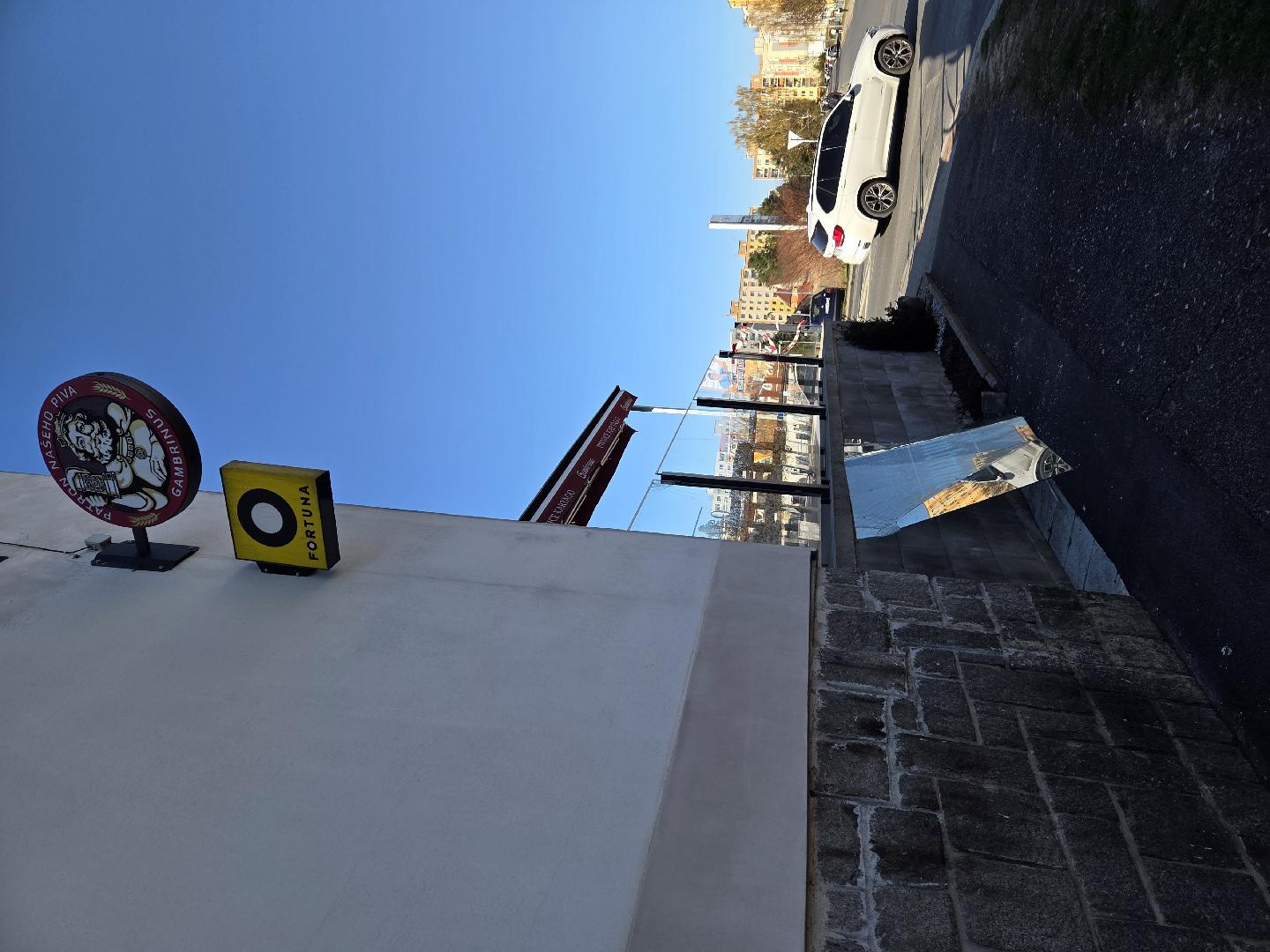 Rozbitá tabule skla a střepy