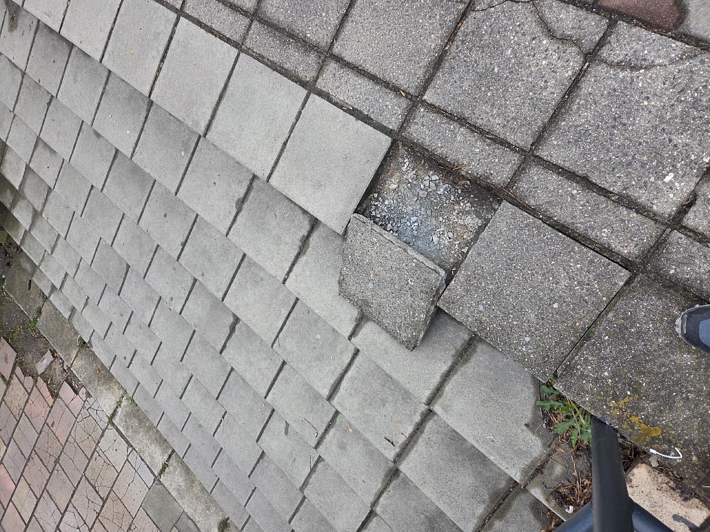 uvolněná dlaždice 