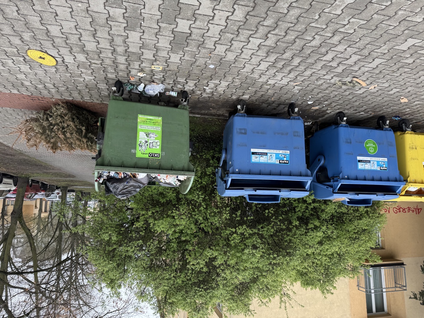 Skládka u popelnic tříděn. odp