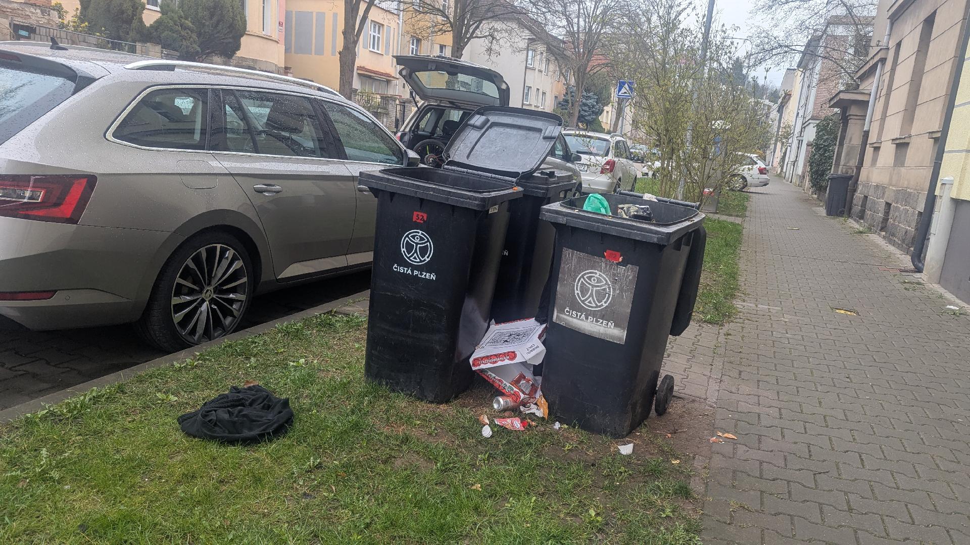 Nepořádek kolem krmelců 