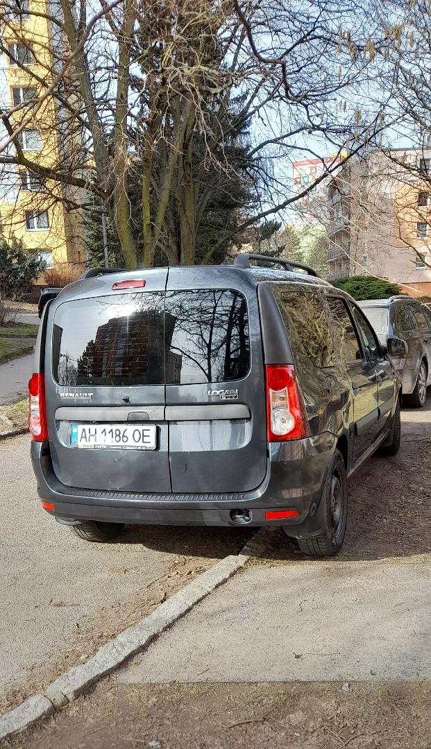 parkování na trávníku 