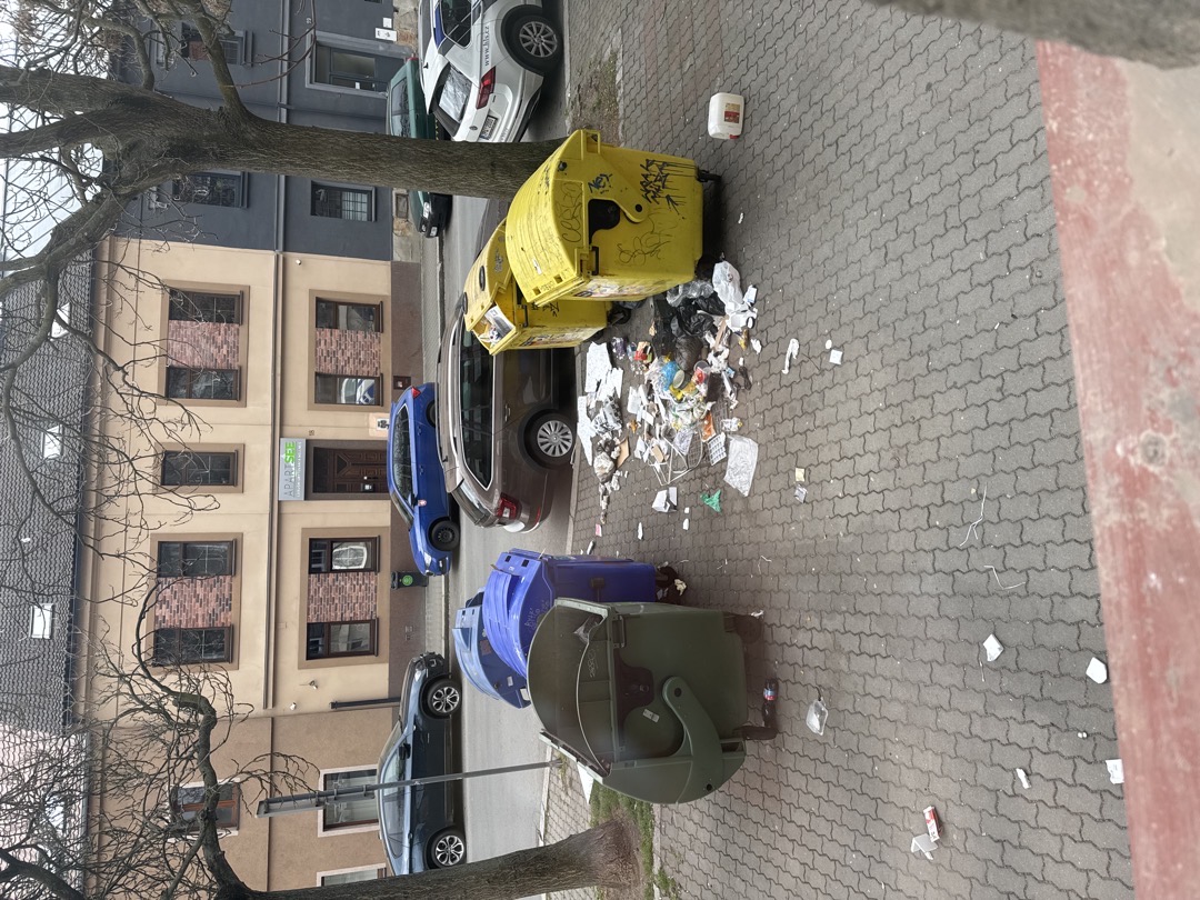 Nepořádek na chodníku