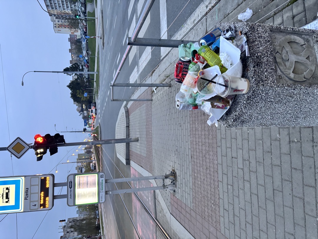 Přeplněný koš ráno po šesté