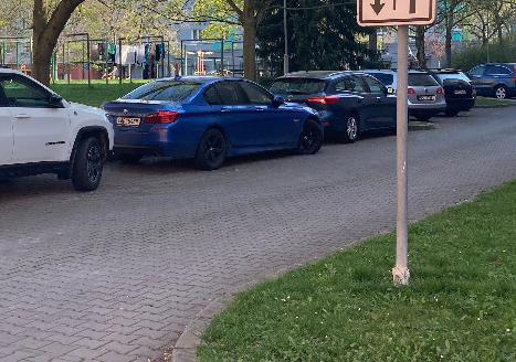 Poškození držáků značek