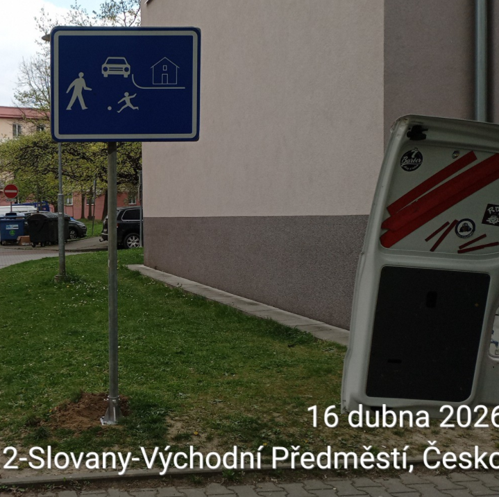 Poškození držáků značek