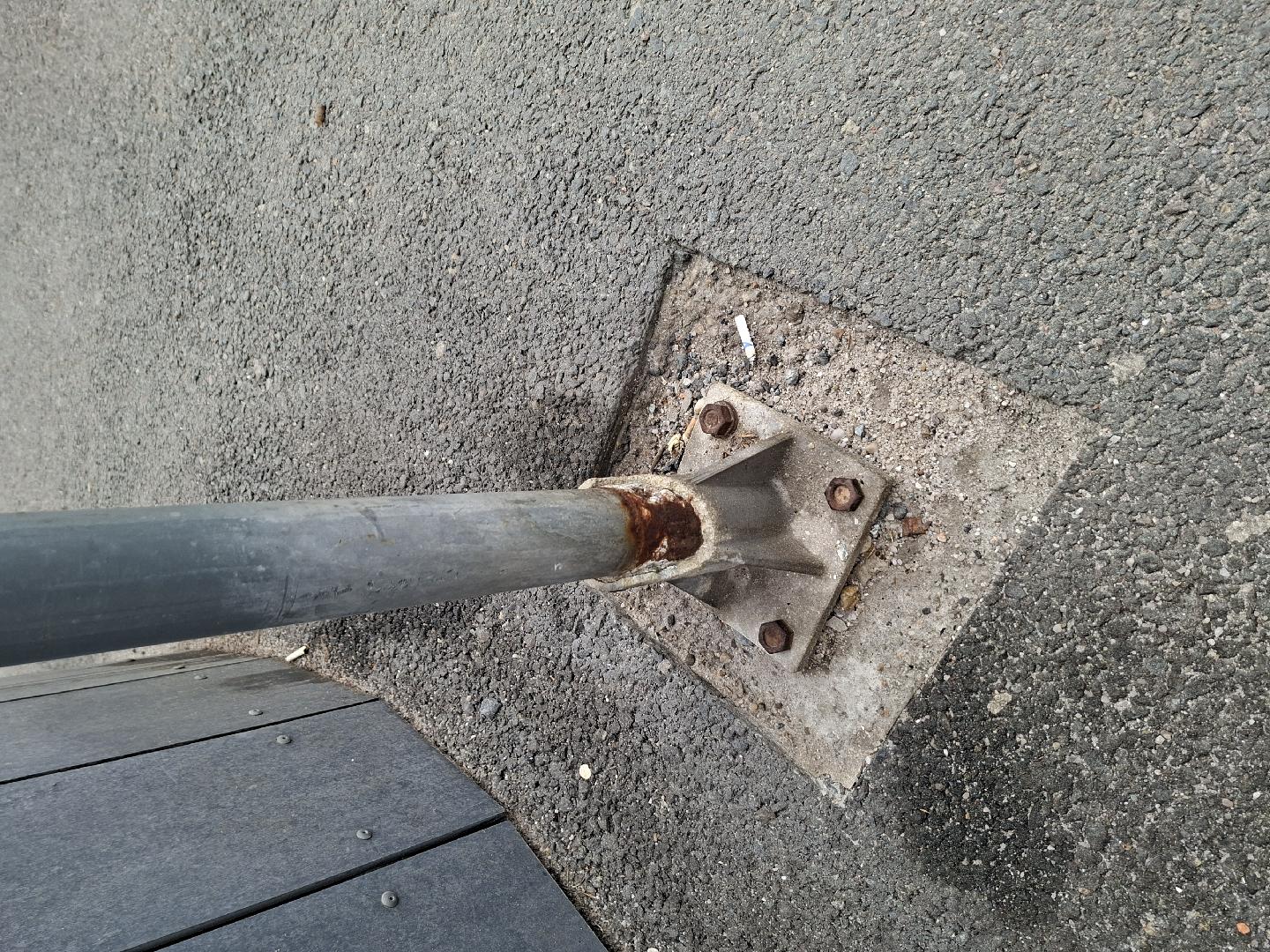 Nalomená patka značky