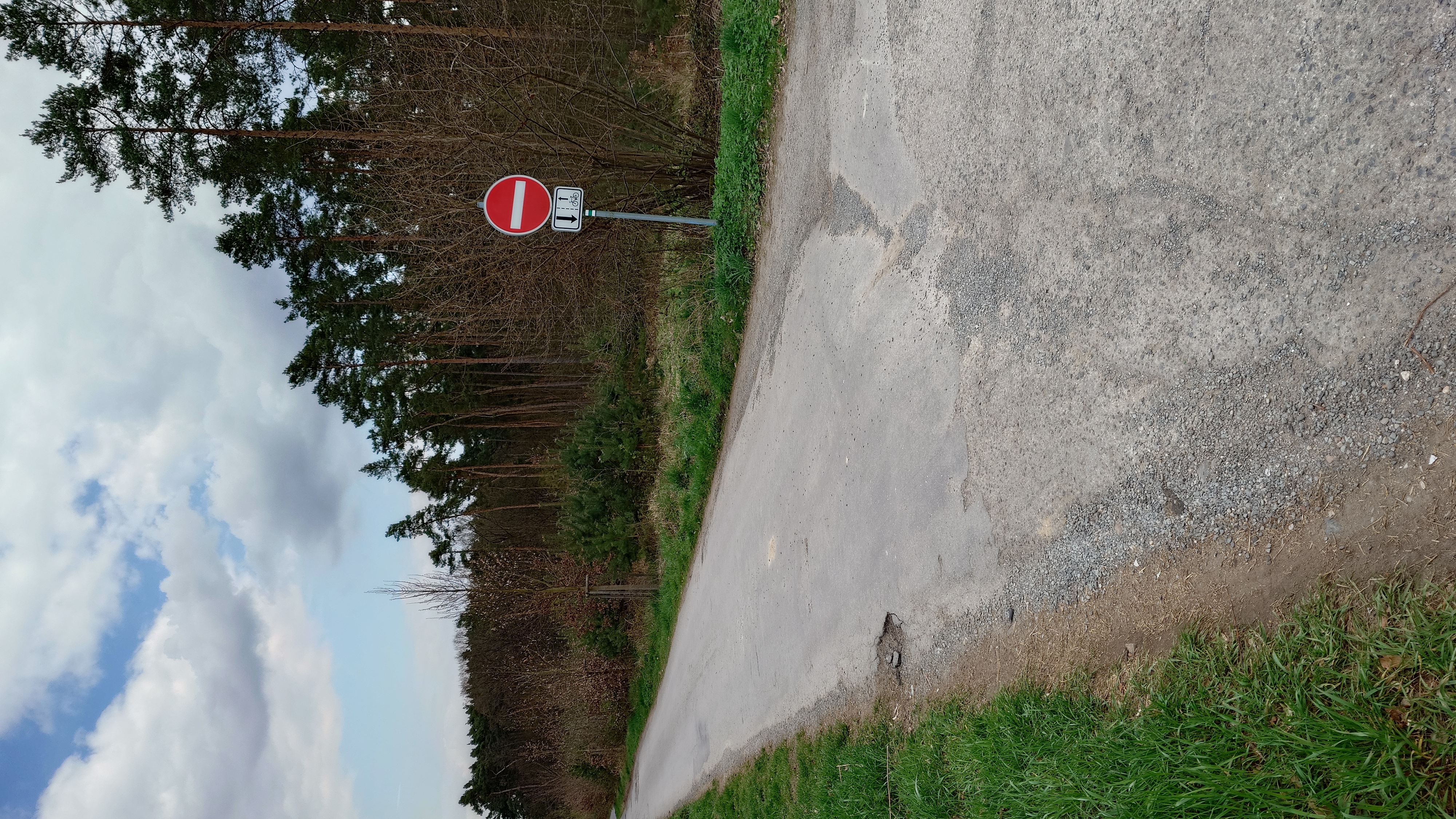 Rozbitá silnice - nájezd