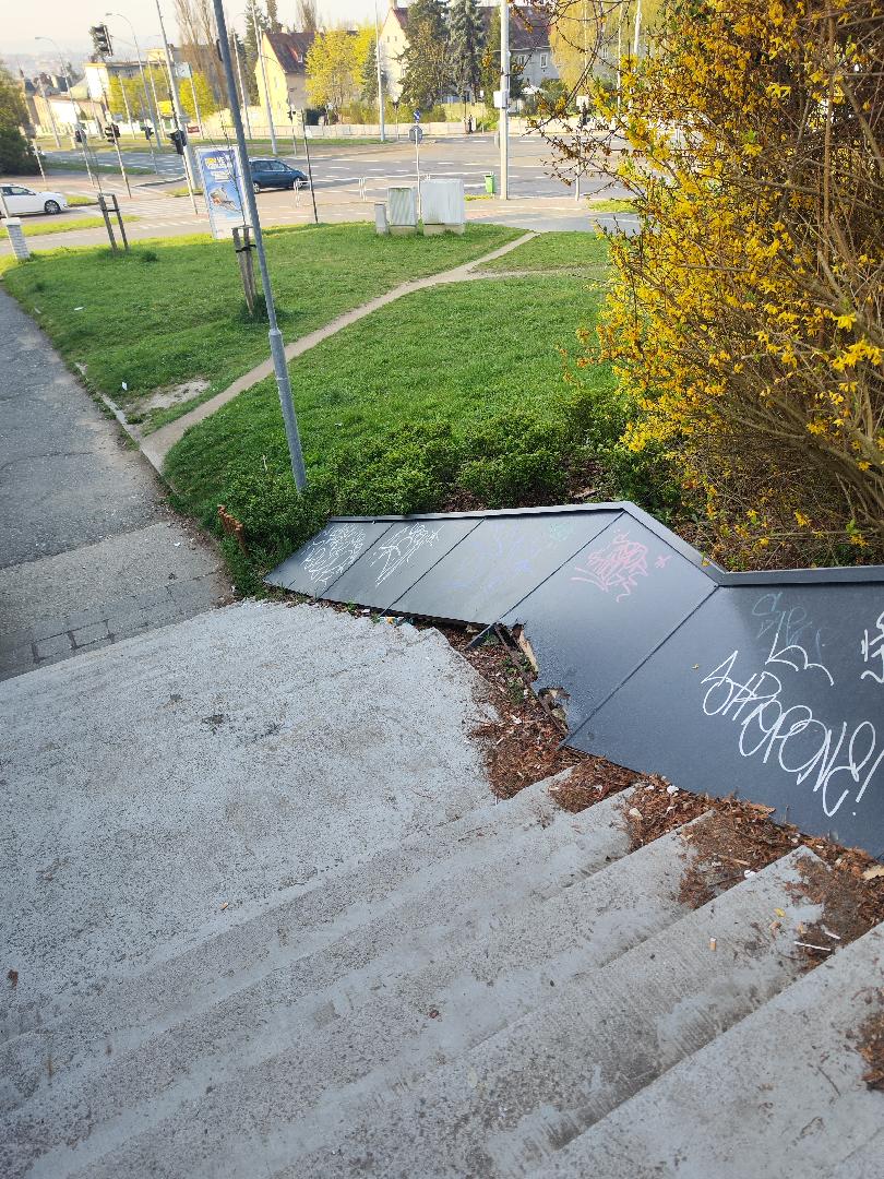 vyvalene zabradli u posty 3230