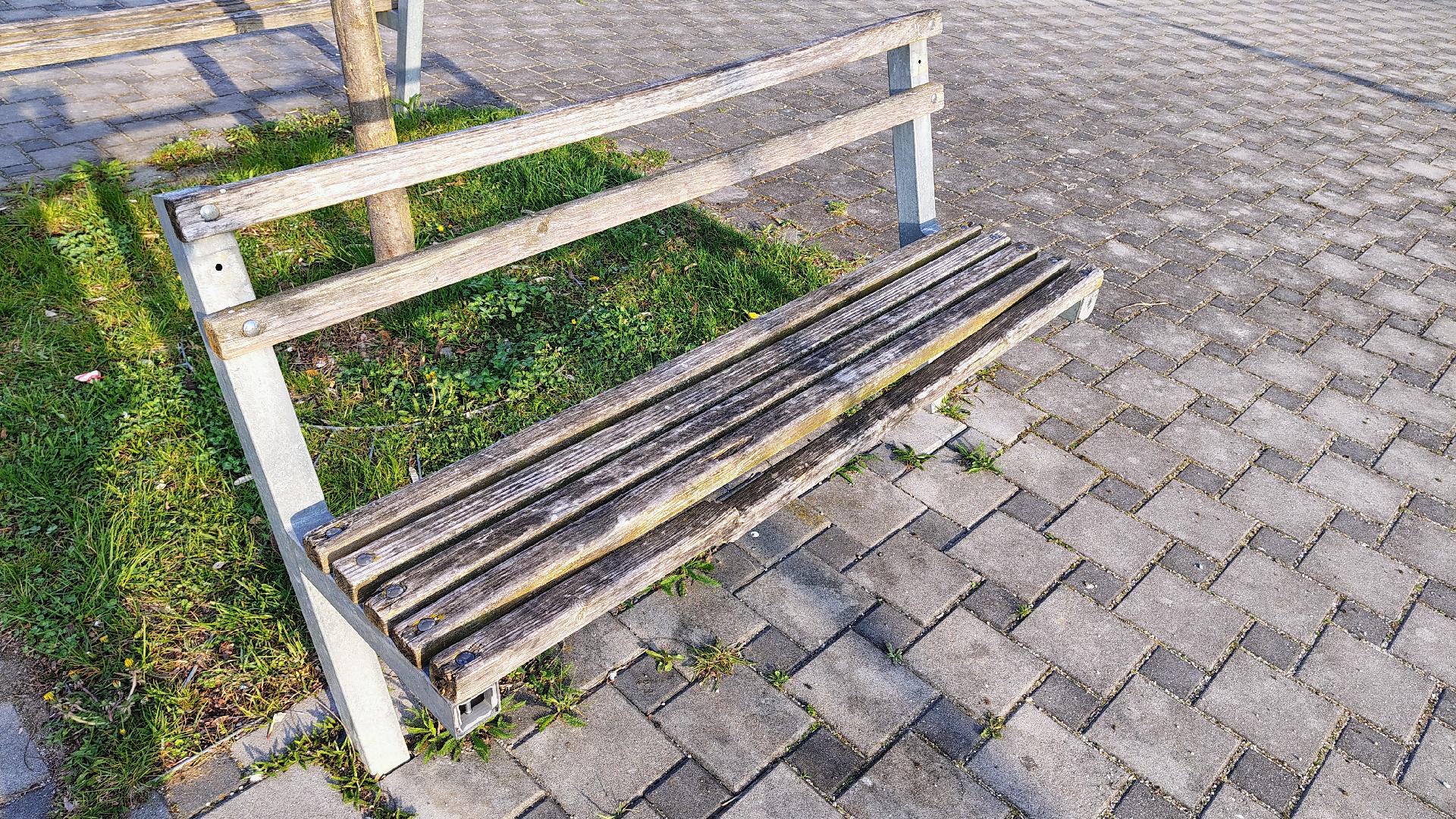 U laviček jsou utrhány plaňky