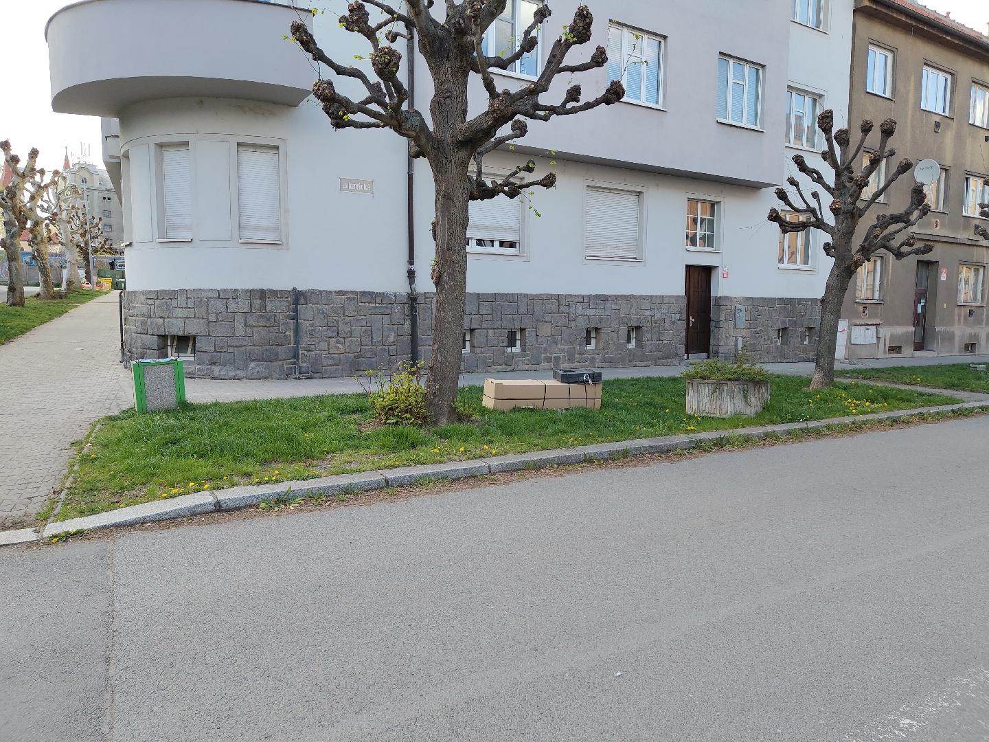 odložený odpad na trávě