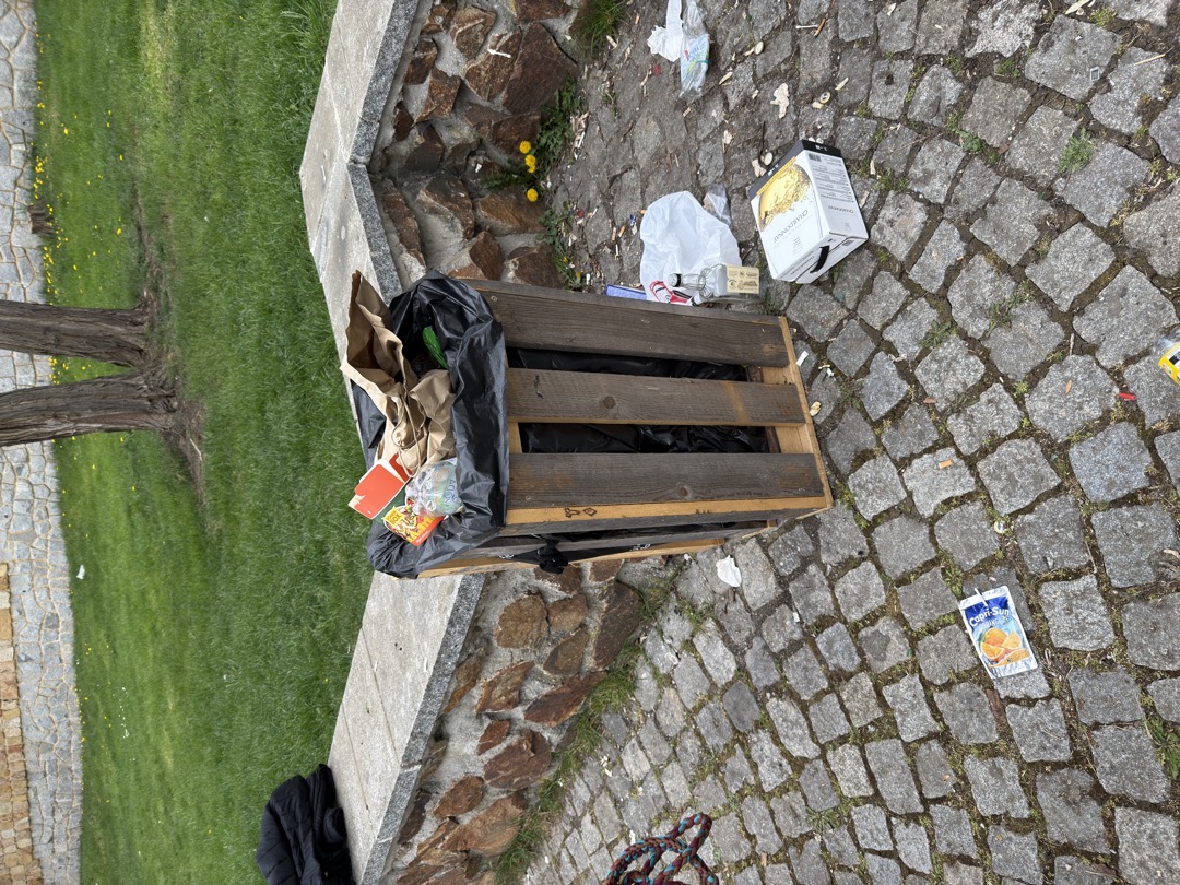 velmi znečištěné okolí