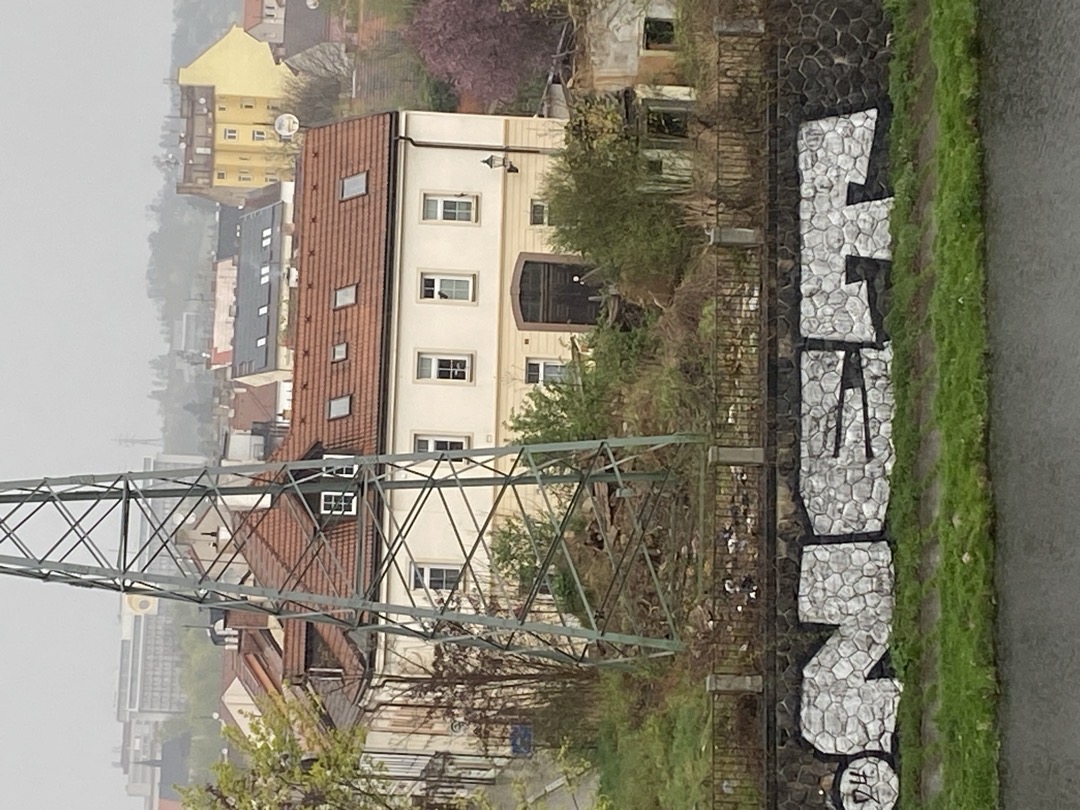 velký nepořádek kolem sloupu 