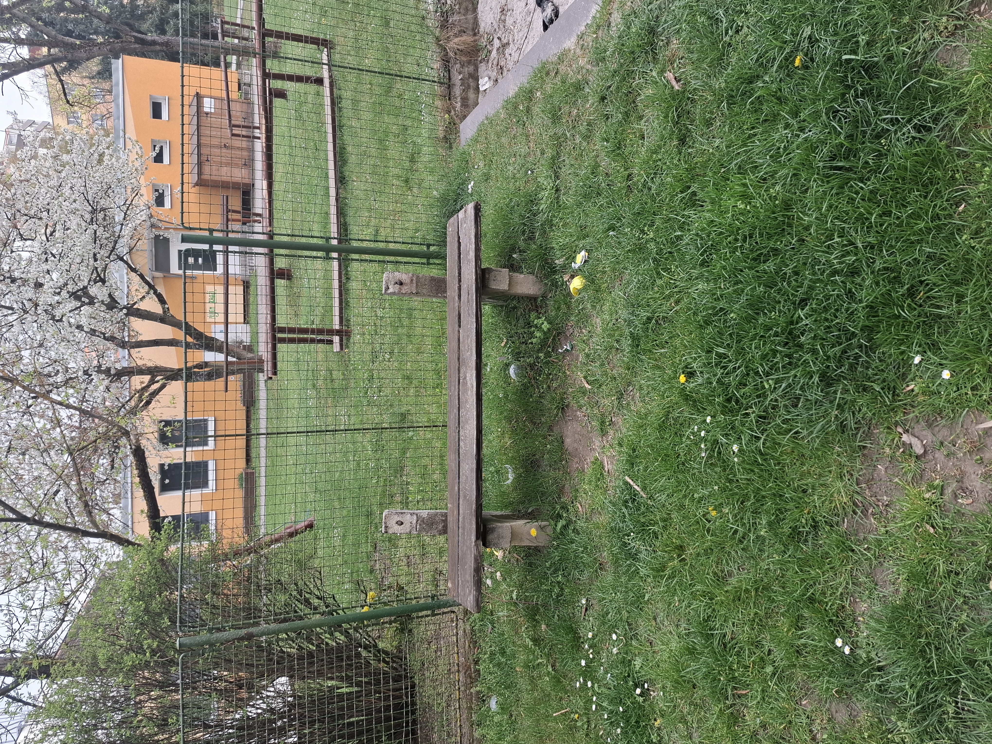 Poškozená lavička